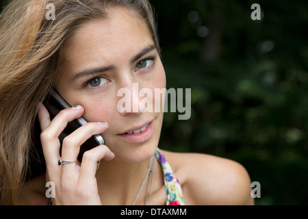 Giovane donna parlando al telefono cellulare, close-up Foto Stock