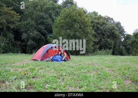 Coppia giovane seduto vicino a tenda a cupola Foto Stock