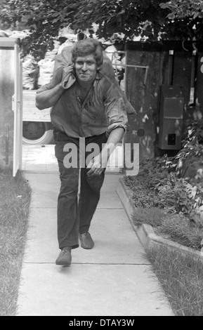 Venditore di carbone che porta un sacco pieno di carbone, Berlino, RDT Foto Stock