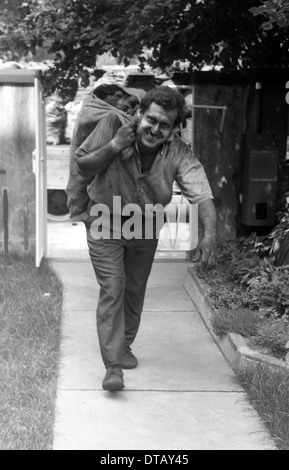 Venditore di carbone che porta un sacco pieno di carbone, Berlino, RDT Foto Stock