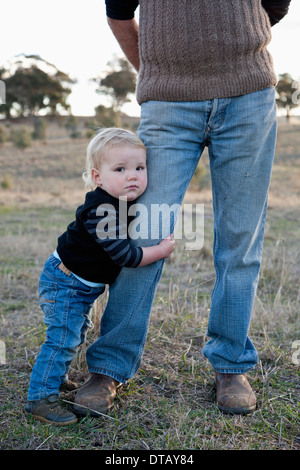 Il nonno con il nipote, guardando la fotocamera Foto Stock