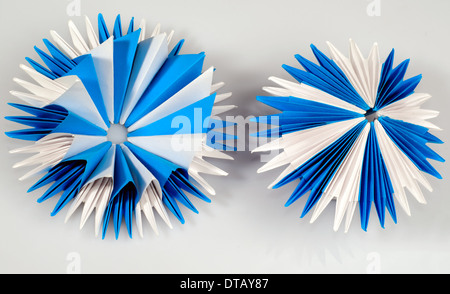 Bianco e blu origami virus o il simbolo del fiocco di neve o fiore Foto Stock