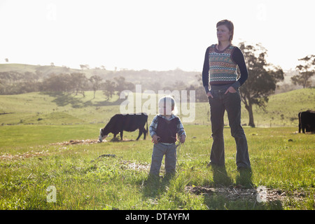 Madre con bambino che guarda lontano Foto Stock