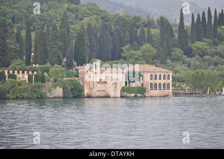 La Punta San Vigilio, con la sua chiesa duecentesca, Hotel Locanda San Vigilio e Villa Brenzone, sul Lago di Garda, Italia. Foto Stock