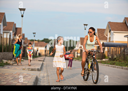 Giovane donna Bicicletta Equitazione Foto Stock