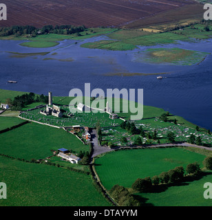 Immagine Vintage Circa 1970: Clonmacnoise sito monastico e il fiume Shannon, Co Offaly, Irlanda Foto Stock