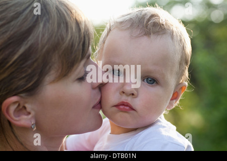 Madre baciare il Figlio suo, close-up Foto Stock