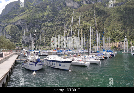 Barche nel porto di Riva del Garda Trentino, all'estremità settentrionale del Lago di Garda. Foto Stock