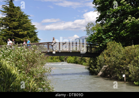 Passerella su un fiume che scorre nel Lago di Garda a Riva del Garda, Italia Foto Stock