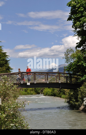 Passerella su un fiume che scorre nel Lago di Garda a Riva del Garda, Italia Foto Stock