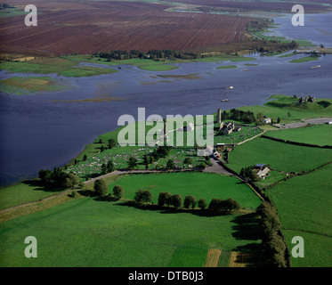 Immagine Vintage Circa 1970: Clonmacnoise sito monastico e il fiume Shannon, Co Offaly, Irlanda Foto Stock