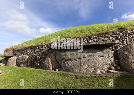 Newgrange, neolitica arte rock scolpito, monumento preistorico, Sito Patrimonio Mondiale dell'UNESCO. Foto Stock