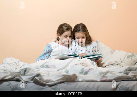 Le ragazze alla lettura della storia prenota Foto Stock