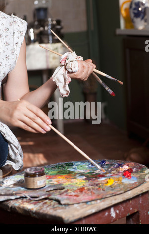 Artista femminile utilizzando la tavolozza dei colori, close-up Foto Stock