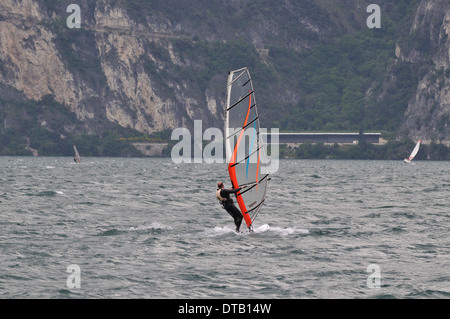 Un windsurf al water sports resort di Torbole sul lago di Garda. Foto Stock