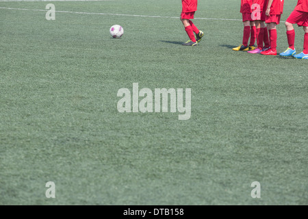 Ragazzi che giocano a calcio in corrispondenza del tono Foto Stock