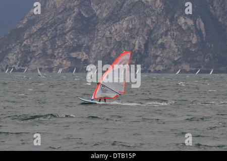 Un windsurf al water sports resort di Torbole sul lago di Garda. Foto Stock