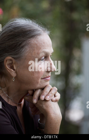 Senior donna che guarda lontano, close-up Foto Stock