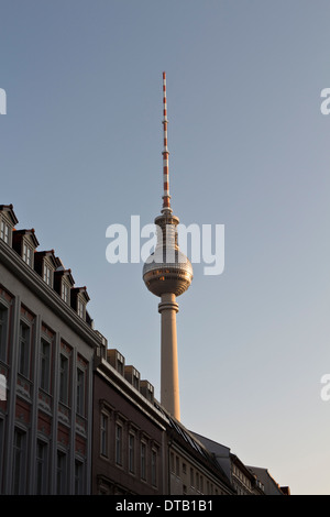 Alexanderplatz torre televisiva, dietro edifici di appartamenti a Berlino, Germania Foto Stock