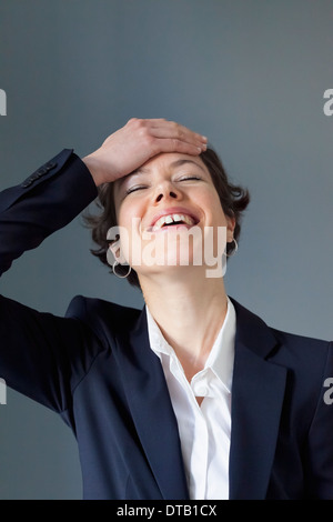 Un sorridente metà donna adulta avente un momento aha, close-up Foto Stock