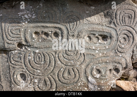 Newgrange, neolitica arte rock scolpito, monumento preistorico, Sito Patrimonio Mondiale dell'UNESCO. Monumento preistorico, Sito Patrimonio Mondiale dell'UNESCO. Foto Stock