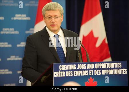 Vandorf, Canada. Xiii Febbraio, 2014. Stephen Harper risolve la media durante un annuncio di una infrastruttura nazionale planPrime Ministro Stephen Harper uniti Denis Lebel, Ministro delle Infrastrutture per annunciare un anno 10, 53 miliardi di dollari, programma di infrastrutture al Museo Whitchurch-Stouffville & Community Center di Vandorf, Ontario. Credito: Victor Biro/Alamy Live News Foto Stock