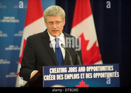 Vandorf, Canada. Xiii Febbraio, 2014. Stephen Harper risolve la media durante un annuncio di una infrastruttura nazionale planPrime Ministro Stephen Harper uniti Denis Lebel, Ministro delle Infrastrutture per annunciare un anno 10, 53 miliardi di dollari, programma di infrastrutture al Museo Whitchurch-Stouffville & Community Center di Vandorf, Ontario. Credito: Victor Biro/Alamy Live News Foto Stock