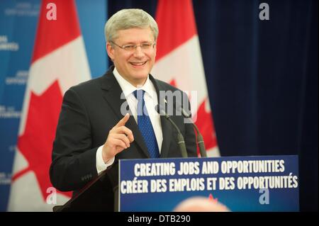 Vandorf, Canada. Xiii Febbraio, 2014. Stephen Harper risolve la media durante un annuncio di una infrastruttura nazionale planPrime Ministro Stephen Harper uniti Denis Lebel, Ministro delle Infrastrutture per annunciare un anno 10, 53 miliardi di dollari, programma di infrastrutture al Museo Whitchurch-Stouffville & Community Center di Vandorf, Ontario. Credito: Victor Biro/Alamy Live News Foto Stock