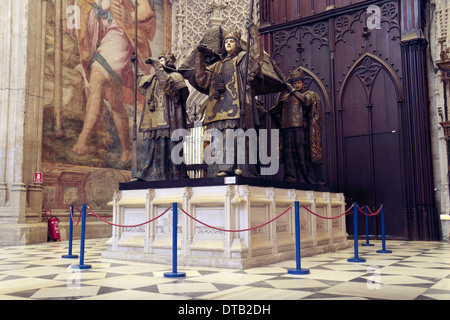 Il Monumento a Cristoforo Colombo (Cristobal Colon) all'interno della Cattedrale di Siviglia (Catedral) Siviglia, in Andalusia, Spagna. Foto Stock