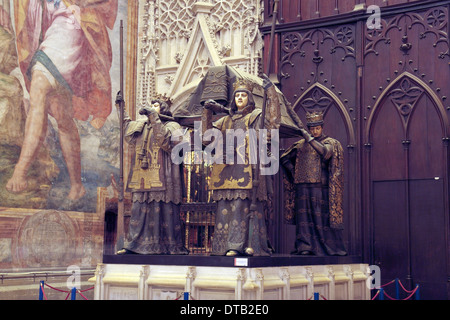 Il Monumento a Cristoforo Colombo (Cristobal Colon) all'interno della Cattedrale di Siviglia (Catedral) Siviglia, in Andalusia, Spagna. Foto Stock