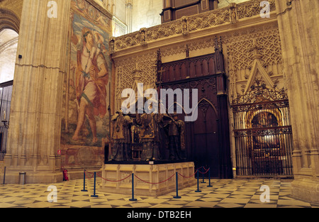 Il Monumento a Cristoforo Colombo (Cristobal Colon) all'interno della Cattedrale di Siviglia (Catedral) Siviglia, in Andalusia, Spagna. Foto Stock