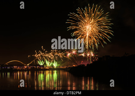 Stockton lato fiume ponte inifinity di fuochi d'artificio Foto Stock