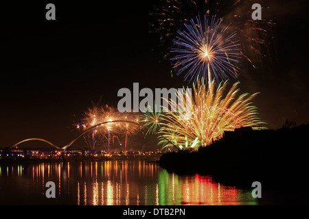 Stockton lato fiume ponte inifinity di fuochi d'artificio Foto Stock