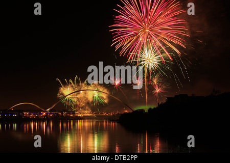 Stockton lato fiume ponte inifinity di fuochi d'artificio Foto Stock