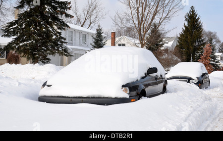 Due automobili parcheggiate sepolto nella neve Foto Stock