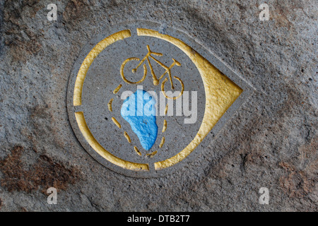 Un marcatore scolpito raffigurante il percorso in bicicletta intorno al Mare di Galilea, anche Kinneret o del lago di Tiberiade un grande lago di acqua dolce nel nord di Israele Foto Stock