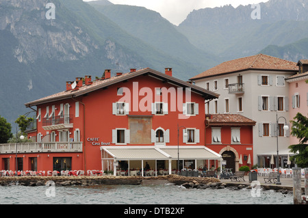 Casa Beust cafe e appartamenti per vacanza in sport acquatici resort di Torbole sul lago di Garda. Foto Stock