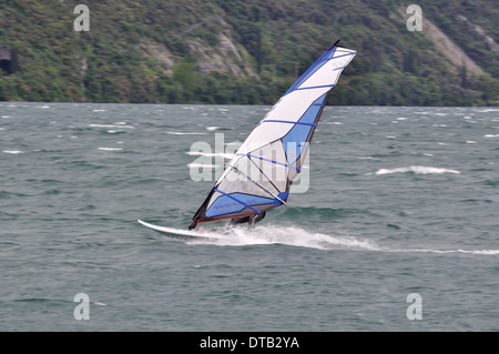 Un windsurf al water sports resort di Torbole sul lago di Garda. Foto Stock