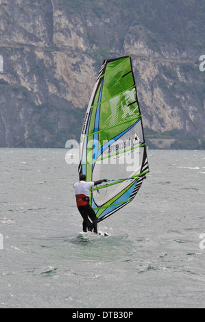 Un windsurf al water sports resort di Torbole sul lago di Garda. Foto Stock