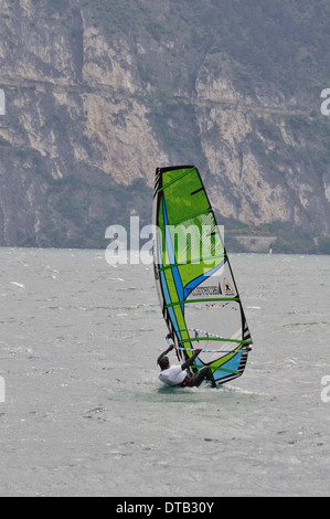 Un windsurf al water sports resort di Torbole sul lago di Garda. Foto Stock