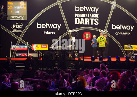 Bournemouth, Regno Unito. Xiii Febbraio, 2014. Una vista generale di Michael van Gerwen e Robert Thornton durante la Premier League freccette dal BIC in Bournemouth. Credito: Azione Sport Plus/Alamy Live News Foto Stock