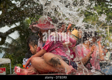 La gente celebra il Lao Anno Nuovo a Luang Prabang gettandosi acqua a ciascun altro Foto Stock