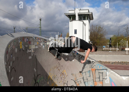 Berlino, Germania, uno skater nel parco al triangolo ferroviario Foto Stock