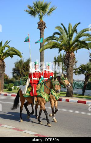 Guardia Reale a cavallo alla Torre Hassan, Boulevard Mohamed Lyazidi, Rabat, Rabat-Salé-Zemmour-Zaer regione, il Regno del Marocco Foto Stock