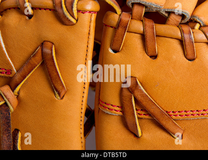 La cucitura su di un Guanto baseball Foto Stock