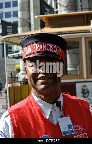 Wayne ambasciatore di piombo per union square bid pone per la fotocamera al Wowell st. Il lungomare di San Francisco Foto Stock