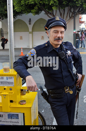 Un poliziotto in uniforme pone per il fotografo su grant street in North Beach San Francisco Foto Stock