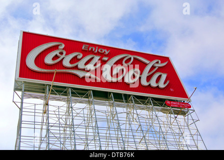 Vintage giganteschi cartelloni pubblicitari godono di coca cola contro il cielo blu nuvole bianche in San Francisco Foto Stock
