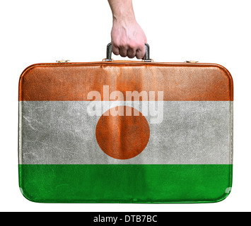Tourist mano azienda pelle vintage borsa da viaggio con la bandiera del Niger Foto Stock