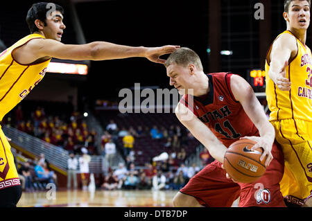 Los Angeles, CA, Stati Uniti d'America. Xiii Febbraio, 2014. Febbraio 13, 2014 - Los Angeles, CA, Stati Uniti d'America - Utah Utes avanti Jeremy Olsen (41) il controllo della palla nel primo semestre durante il gioco NCAA tra Utah Utes e USC Trojans al Galen Center di Los Angeles, CA. Credito: csm/Alamy Live News Foto Stock